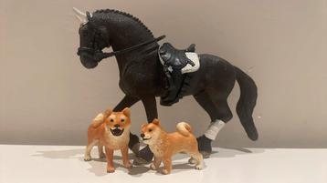 Schleich dressuur paard met twee hondjes beschikbaar voor biedingen