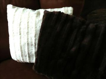 Twee sierkussens bruin + wit beschikbaar voor biedingen