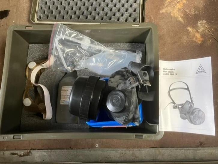zelf beschermingsset ex NL leger met o.a. bril, masker enz.., Verzamelen, Militaria | Algemeen, Landmacht, Overige typen, Nederland