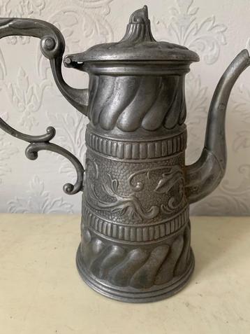 Zeer fraai bewerkt brocante giet kannetje voor van merkteken beschikbaar voor biedingen