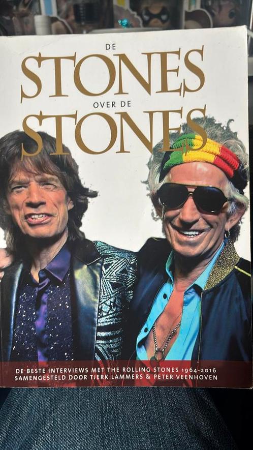 De Stones over de Stones - Rolling Stones beste interviews., Boeken, Essays, Columns en Interviews, Zo goed als nieuw, Ophalen of Verzenden