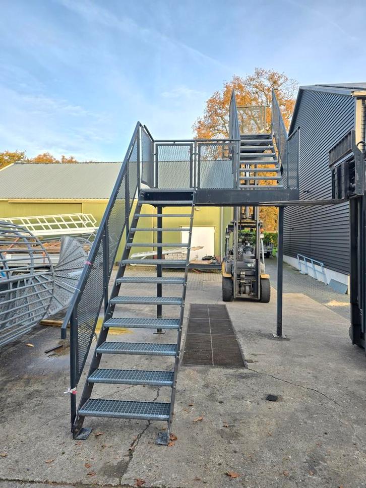 Stalen trap met bordes antraciet. Hoog +- 4.1 mtr. Nob171, Doe-het-zelf en Verbouw, Ladders en Trappen, Zo goed als nieuw, 2 tot 4 meter
