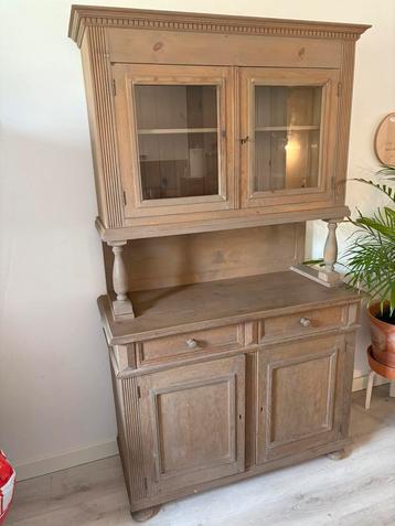 Handgemaakte grenen buffetkast beschikbaar voor biedingen