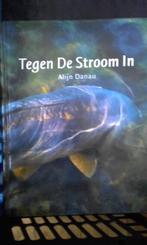 Tegen de stroom in - Alijn Danau, Watersport en Boten, Hengelsport | Karpervissen, Ophalen of Verzenden, Gebruikt, Overige typen