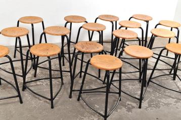 Vintage krukken stapelbaar kruk schoolkruk jaren 60 beschikbaar voor biedingen