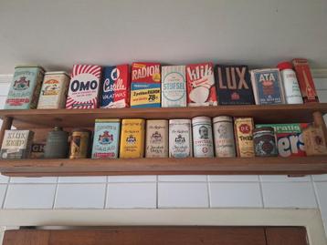 Vintage Plank met Oude Blikken en Pakjes beschikbaar voor biedingen