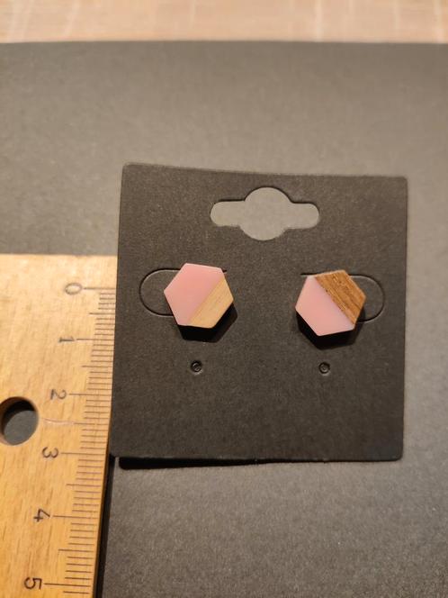 Lichtgewicht oorbellen van hout met epoxy.

Kleur: roze, Sieraden, Tassen en Uiterlijk, Oorbellen, Nieuw, Knopjes of Stekers, Overige materialen