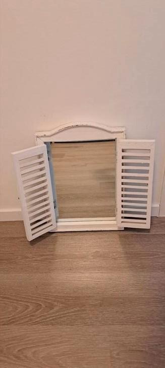 Spiegel met witte luiken, Huis en Inrichting, Woonaccessoires | Spiegels, Gebruikt, Minder dan 50 cm, Minder dan 100 cm, Rechthoekig