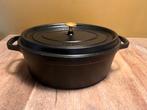 Braadpan Staub Cocotte ovaal zwart 33 cm, Huis en Inrichting, Keuken | Potten en Pannen, Ophalen of Verzenden, Gebruikt, Gietijzer