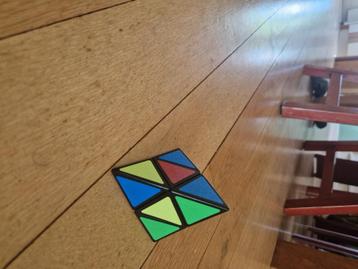 Pyramide cube beschikbaar voor biedingen