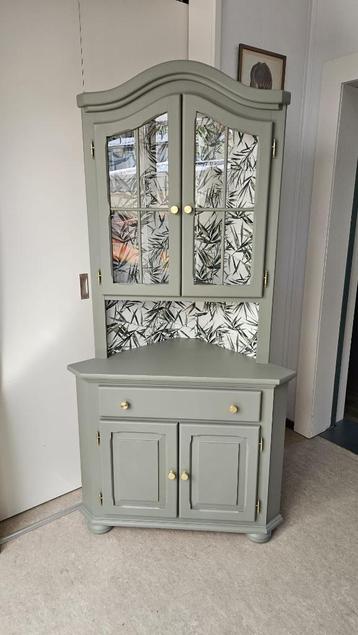 Mooie vitrine hoekkast beschikbaar voor biedingen
