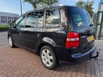 Volkswagen Touran 1.6-16V FSI Highline Automaat Airco/ECC,Na, Navigatiesysteem, Stof, Zwart, 4 cilinders