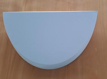 Half ovalen plank met onzichtbare wandmontage beschikbaar voor biedingen