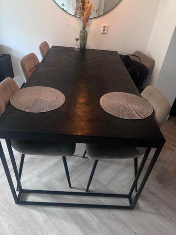 Zwarte vissengraat eettafel