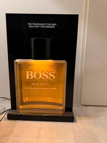 Grote Hugo Boss Display met Verlichting beschikbaar voor biedingen