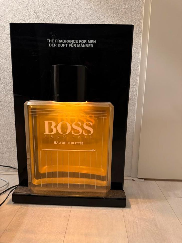 Grote Hugo Boss Display met Verlichting, Sieraden, Tassen en Uiterlijk, Uiterlijk | Parfum, Gebruikt, Ophalen of Verzenden