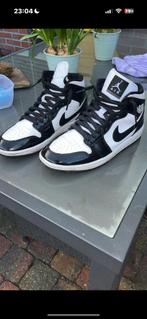 Jordan 1 mid. Zwart wit, Zwart, Ophalen of Verzenden, Zo goed als nieuw, Nike Air Jordan