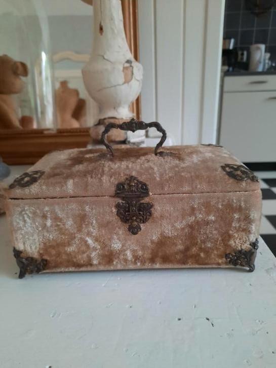 Prachtig  oud  fluwelen kistje!!, Antiek en Kunst, Antiek | Woonaccessoires, Ophalen of Verzenden