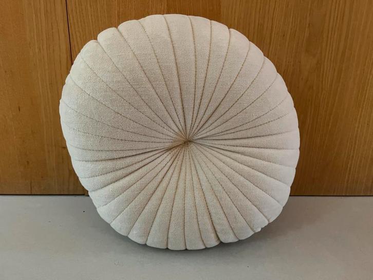 Rond sierkussen, Huis en Inrichting, Woonaccessoires | Kussens, Zo goed als nieuw, Beige, Rond, Ophalen of Verzenden