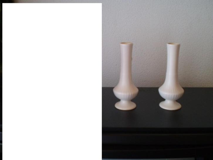 Twee roomwitte vaasjes van Origineel flora keramiek Gouda., Huis en Inrichting, Woonaccessoires | Vazen, Zo goed als nieuw, Wit