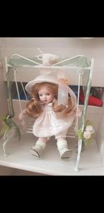 Porseleinen pop mwt schommelstoel verzamelen baby born decor, Ophalen of Verzenden, Zo goed als nieuw, Pop