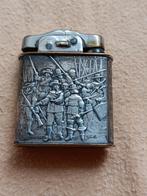 vintage zilveren (835) benzine aansteker met tafereel, Verzamelen, Rookartikelen, Aanstekers en Luciferdoosjes, Ophalen of Verzenden