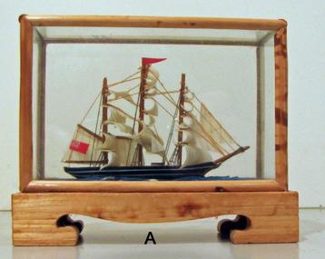 Mini scheepsmodellen 2 en 3 master in vitrinekistje beschikbaar voor biedingen