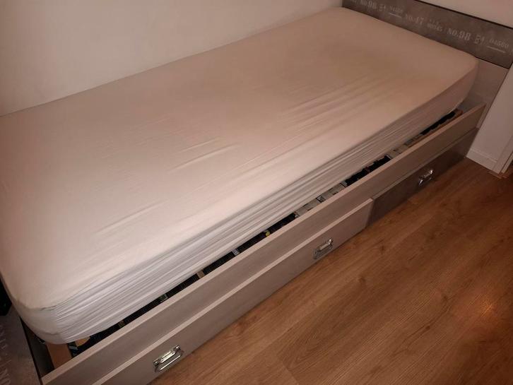 Stoer Eenpersoonsbed 90x200 + nachtkastje, Huis en Inrichting, Slaapkamer | Bedden, Zo goed als nieuw, Eenpersoons, 90 cm, 200 cm