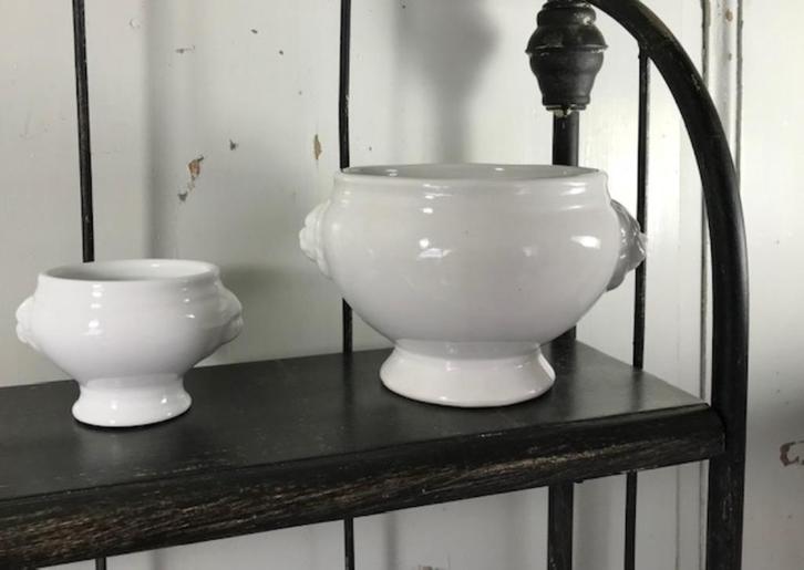 Keramisch wit boterpotje saus potje met leeuwenkopjes, Huis en Inrichting, Keuken | Servies, Zo goed als nieuw, Overige typen