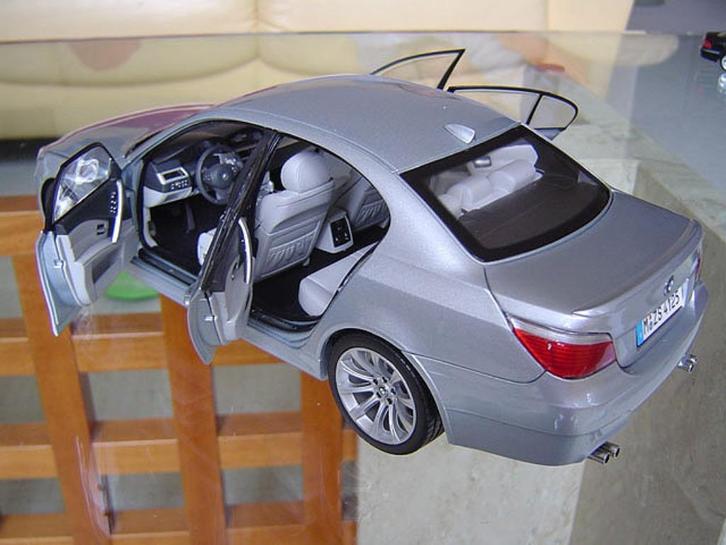 BMW M5 E60 | Kyosho | 1:18 | Dealer Edition, Hobby en Vrije tijd, Modelauto's | 1:18, Zo goed als nieuw, Auto, Kyosho, Ophalen