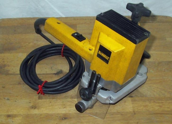 Kantenfrees DeWALT DW609, Doe-het-zelf en Verbouw, Gereedschap | Freesmachines, Gebruikt, Elektrisch, Bovenfrees, Ophalen of Verzenden