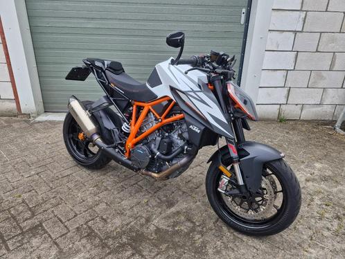 KTM 1290 Super Duke R ( lage km stand ) Akrapovic, Motoren, Motoren | KTM, Bedrijf, Naked bike, meer dan 35 kW, 2 cilinders, Motorrijbewijs A