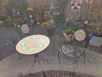 Mooie tuinstoel met mozaïek detail beschikbaar voor biedingen