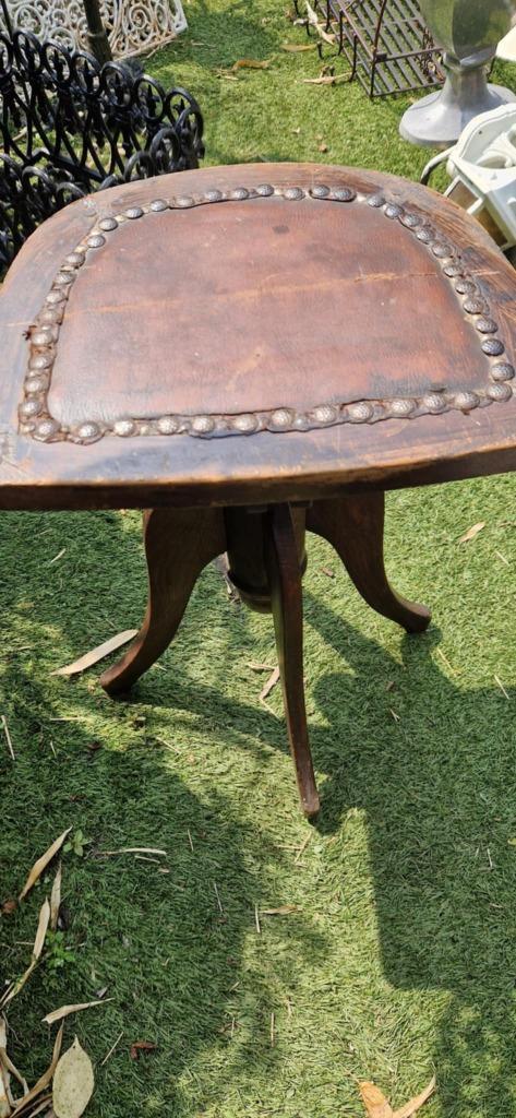 Vintage pianokrukje+lederen zitvlak+klinknagels  ( brocante), Huis en Inrichting, Woonaccessoires | Wanddecoraties, Gebruikt, Ophalen of Verzenden