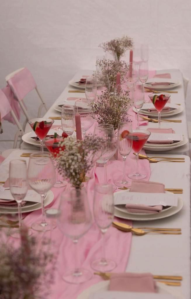 Te huur tafelstyling 21 diner borden goud bestek glazen, Hobby en Vrije tijd, Feestartikelen | Verhuur, Nieuw, Geboorte of Huwelijk