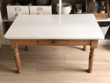 Mooie oude houten salontafel beschikbaar voor biedingen