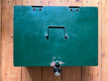 Vintage metalen geld of schatkist met antiek Abus hangslotje beschikbaar voor biedingen