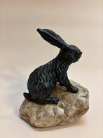 Kunststof haas op steen, Ophalen of Verzenden, Zo goed als nieuw