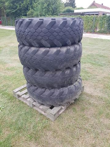 Loader banden beschikbaar voor biedingen