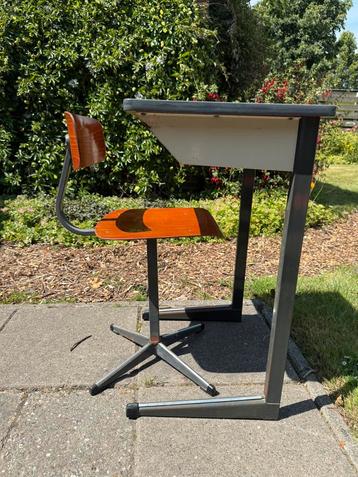 Jaren 70- lessenaar en stoel. Vintage in goede staat beschikbaar voor biedingen