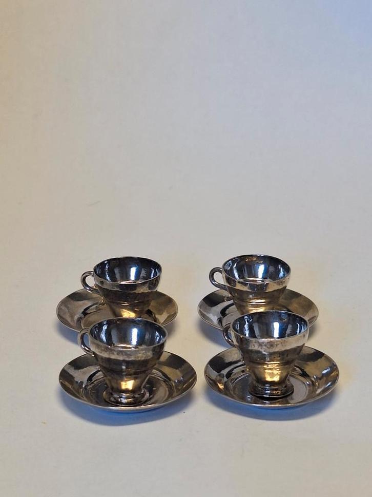 Vier antiek zilveren miniaturen koppen met schotels 19e eeuw, Antiek en Kunst, Antiek | Goud en Zilver, Zilver, Ophalen of Verzenden