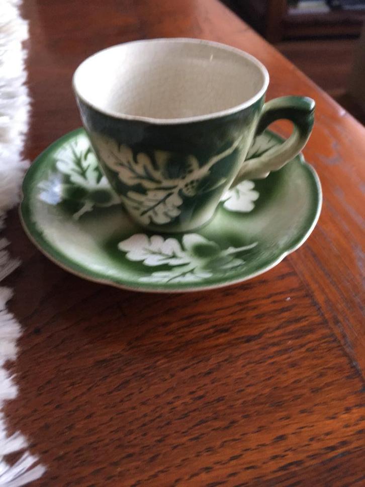 Kleine kop en schotel, eikenblad decor, Petrus Regout, Antiek en Kunst, Antiek | Servies los, Ophalen of Verzenden