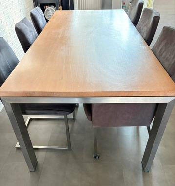 Massief houten eettafel beschikbaar voor biedingen