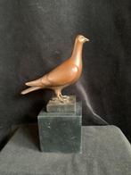Duif op natuurstenen sokkel, gesigneerd.bronzen/brons, Antiek en Kunst, Ophalen of Verzenden