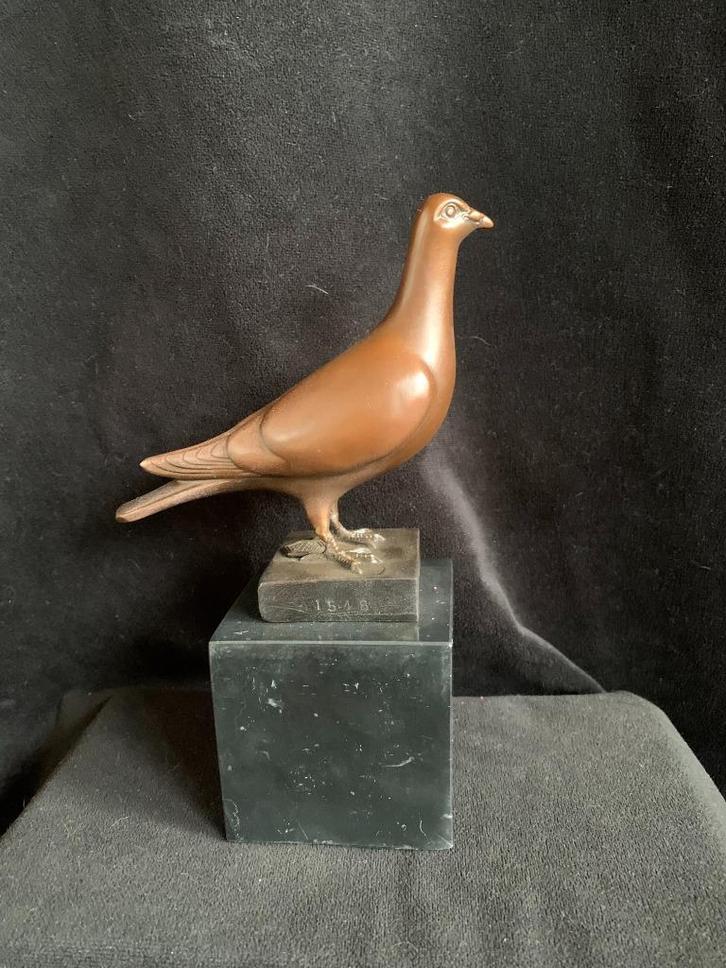 Duif op natuurstenen sokkel, gesigneerd.bronzen/brons, Antiek en Kunst, Kunst | Beelden en Houtsnijwerken, Ophalen of Verzenden