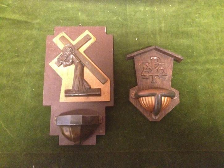 2 Wijwaterbakjes met bronzen ornamenten van de kruisgang., Antiek en Kunst, Antiek | Religie, Verzenden