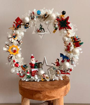 Staande kerstkrans met houten figuurtjes beschikbaar voor biedingen
