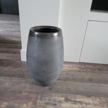 2 x grote zware bloempotten  beschikbaar voor biedingen