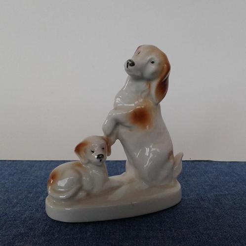 Hond met Pup Miniatuur Sculptuur Keramiek, Antiek en Kunst, Antiek | Keramiek en Aardewerk, Ophalen of Verzenden