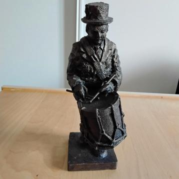 Beeldje van een trommelaar,  tamboer, van kunsthars bronskle beschikbaar voor biedingen